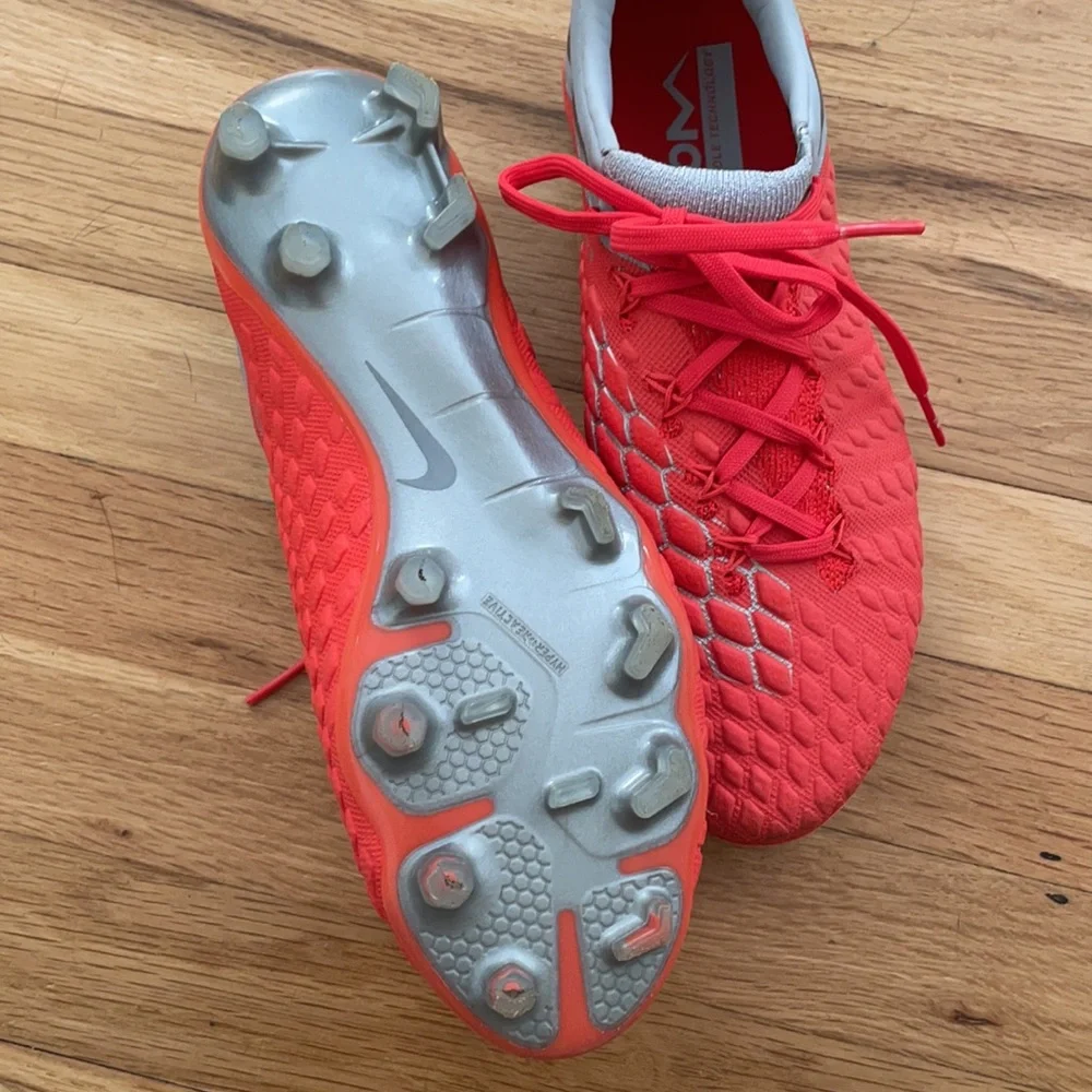Nike hypervenom Elite Youth size 4. Used once. Normal price $150.